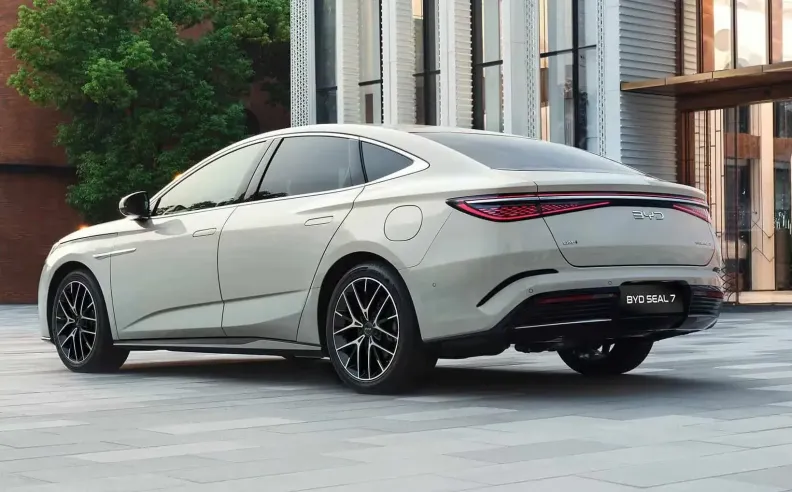 فئات وسعر بي واي دي سيل 7 2025 في الإمارات