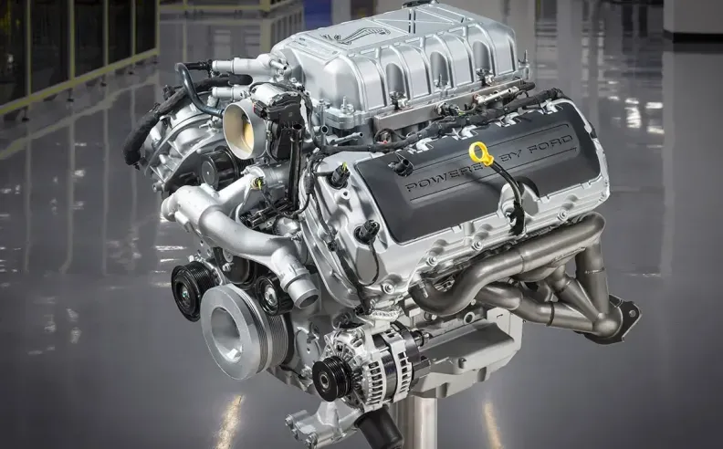مكونات محرك V8 في السيارة