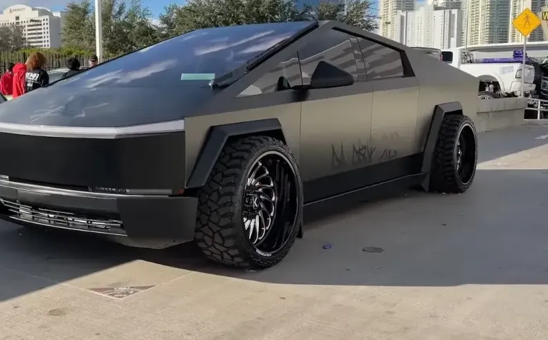 غزو السايبرتراك وجنون الطرق الوعرة