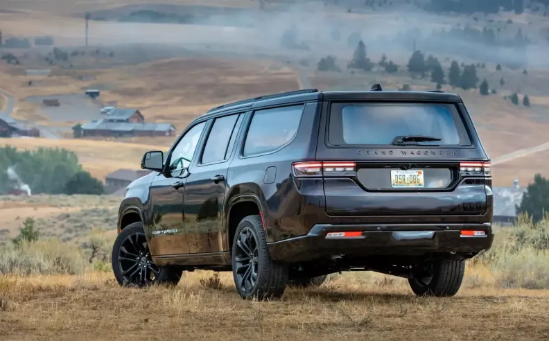 المحركات والأداء: من هوراكان إلى القوة الهجينة