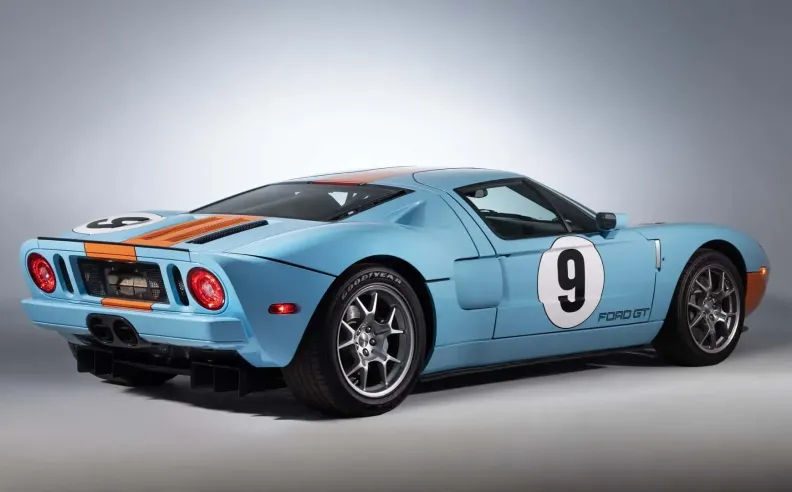 تصميم أيقوني بتوقيع الذكرى الذهبية