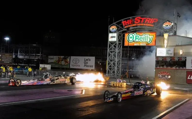 سيارات تنطلق بمحركات طائرات