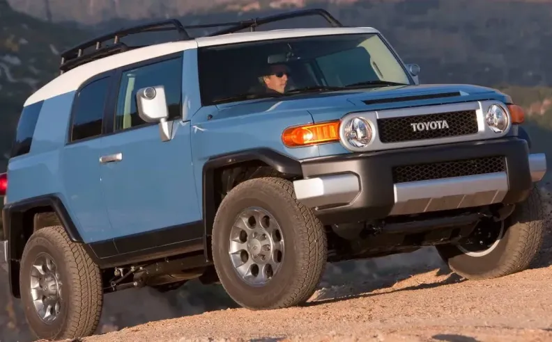 تويوتا FJ كروزر: رمز المغامرة الأبدي