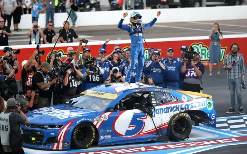 الأربعة الكبار تحت المجهر