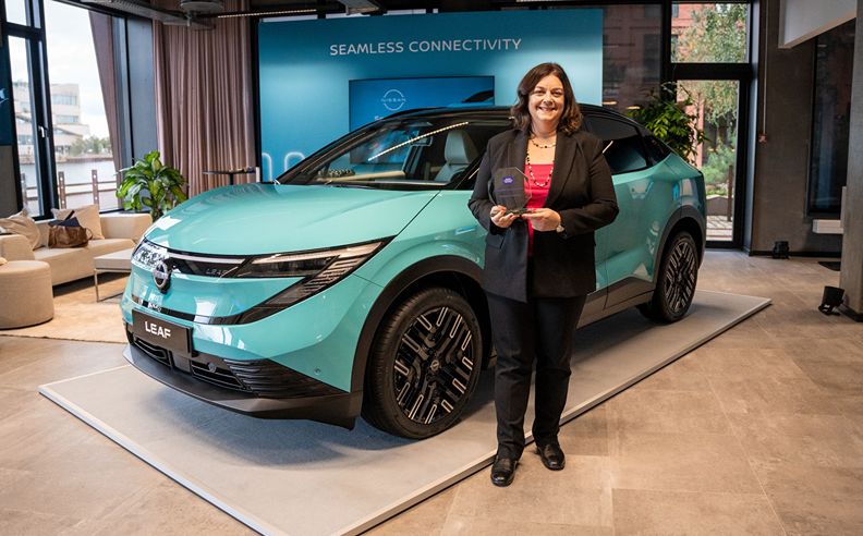 تكريم نائب الرئيس المسؤولة عن قسم الاتصال في نيسان لمنطقة أفريقيا والشرق الأوسط والهند وأوروبا وأوقيانوسيا بجائزة التميّز في القيادة 2025