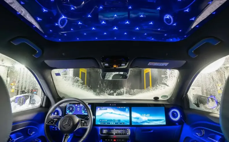 شاشات ثلاثية وتجربة رقمية متكاملة