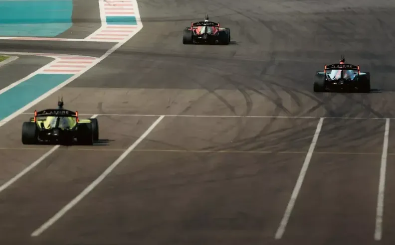 ست سيارات ذاتية بالكامل على الحلبة لأول مرة في العالم