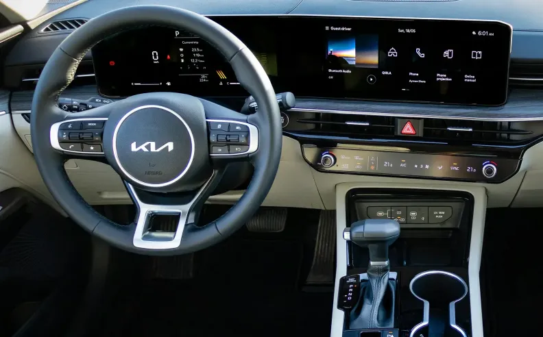 التصميم الداخلي والتقنيات في كيا K5 2025
