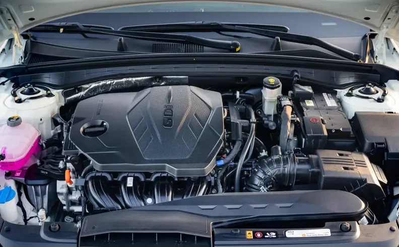 محركات وأداء كيا K5 2025 في السعودية