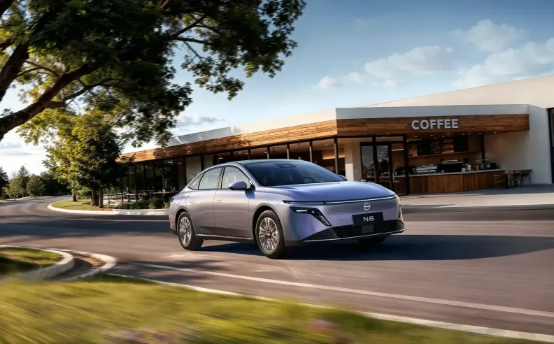 المحركات والأداء: نظام هجين يعتمد على القوة الكهربائية