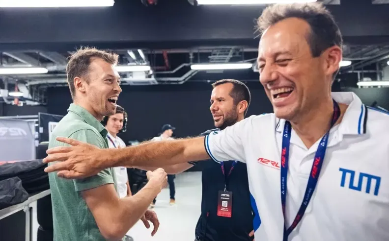 الإنسان ضد الذكاء الاصطناعي