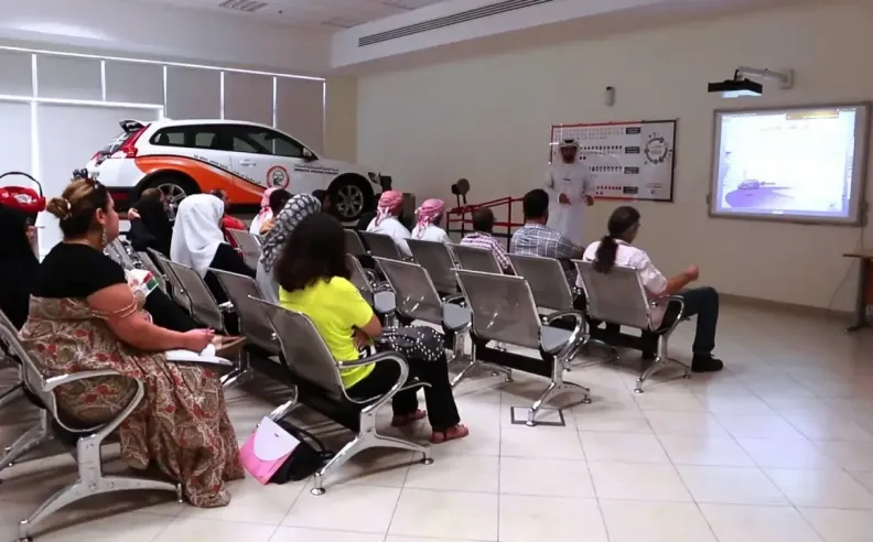 اختيار مدرسة القيادة الأنسب لك في الإمارات 2025