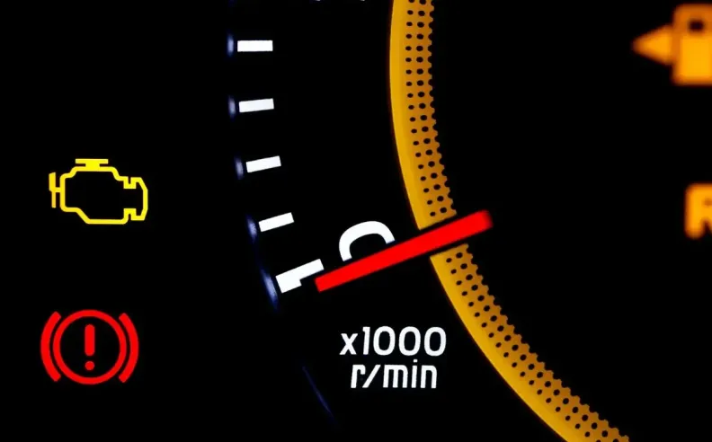 القيادة مع إضاءة مؤشر المكابح