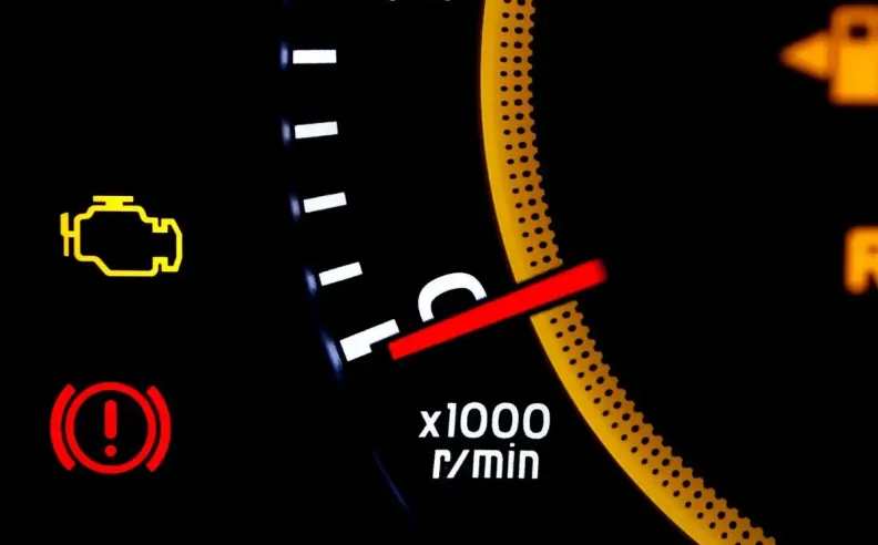 القيادة مع إضاءة مؤشر المكابح