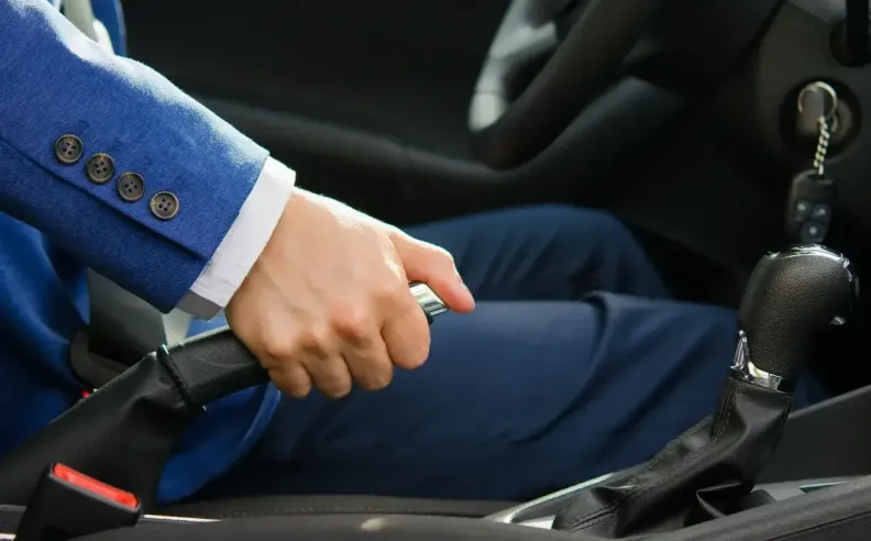 كيف تحمي فرامل التوقف ناقل الحركة؟