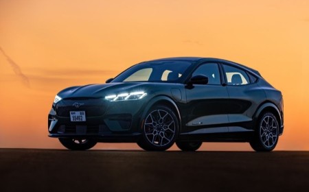 طرح سيارة فورد موستانج ماك-إي  جي تي  الكهربائية في الإمارات