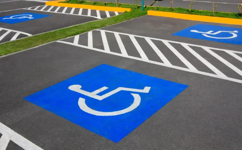 الوقوف في أماكن ذوي الاحتياجات الخاصة