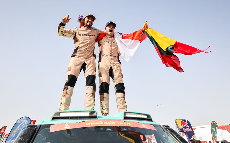 الهندسة والتصنيع والدعم الفني ومسار الفريق