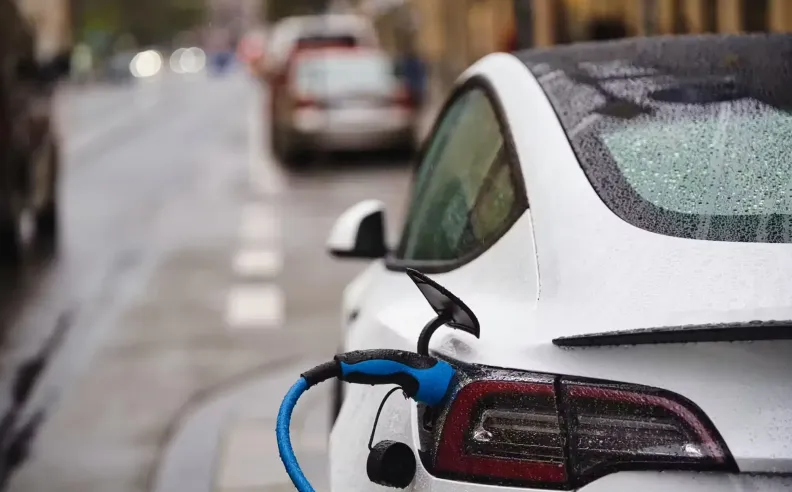  خرافة الأمان في الأمطار: السيارات الكهربائية تشكل خطراً في الماء؟