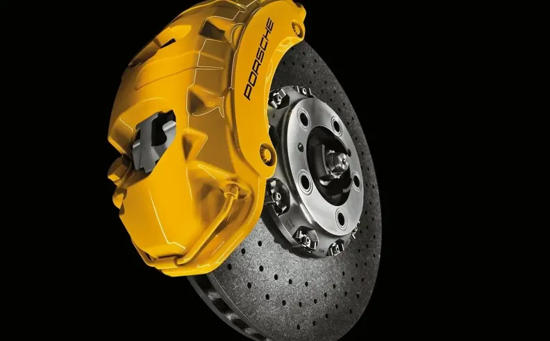 مستقبل المكابح: من الأقراص المعدنية إلى الكربون سيراميك الثورية