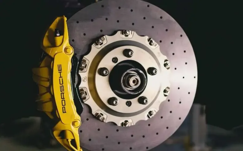 تطور المادة: لماذا نتجه نحو الكربون سيراميك؟