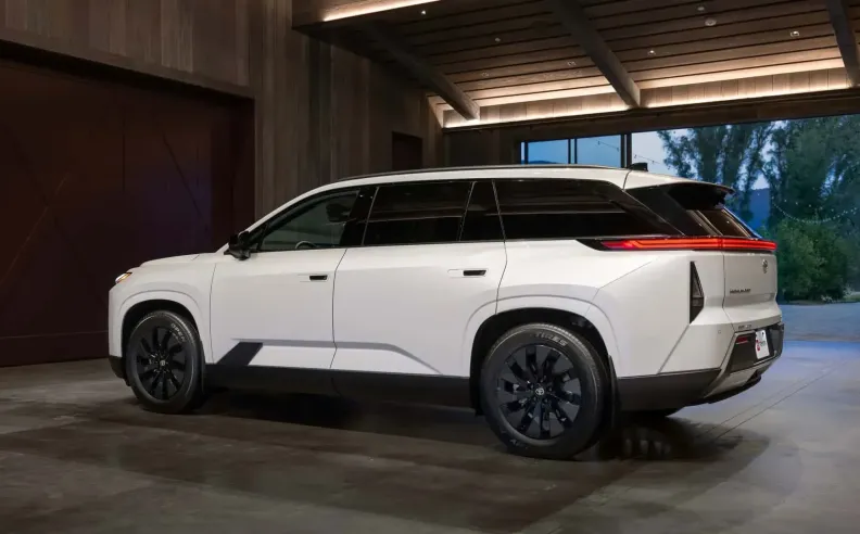 التصميم الخارجي والداخلي: رأس المطرقة والرفاهية الرقمية