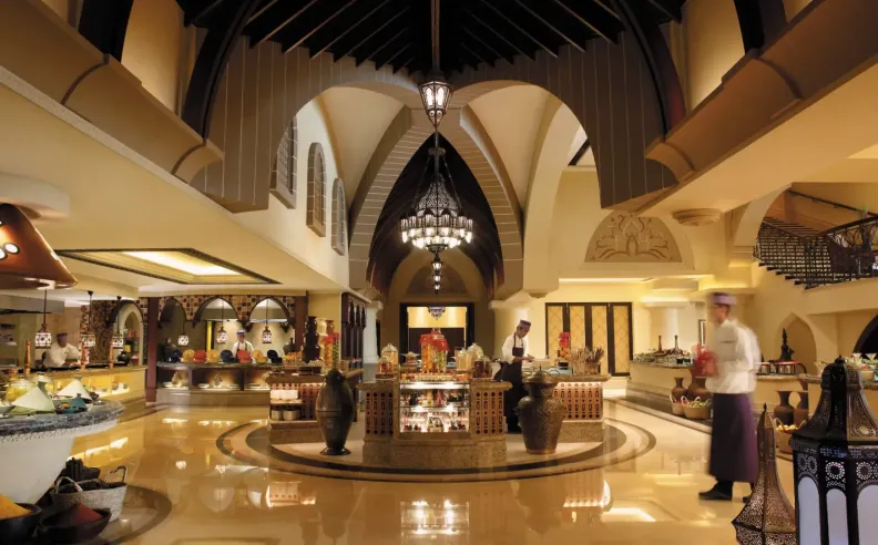 فطور فاخر واجواء بحرية في Shangri-La Qaryat Al Beri
