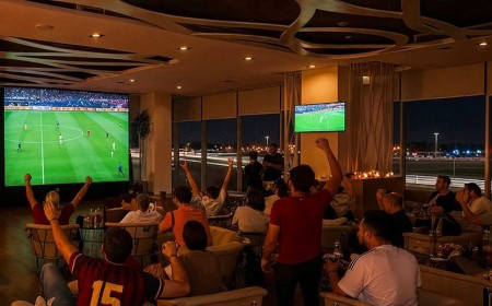 حلبة مرسى ياس تجمع عشاق كرة القدم وسباقات السيارات مع عروض مباشرة لمباريات كأس العالم والفورمولا 1®