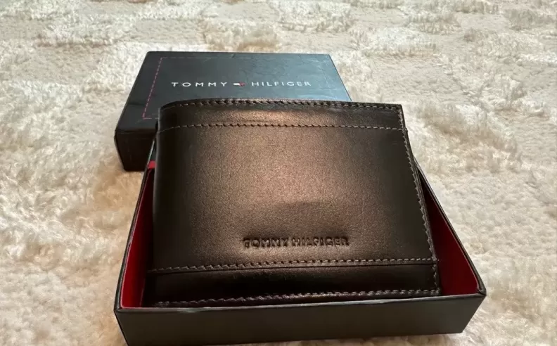 Elegance and Practicality in the Tommy Hilfiger Leather Wallet