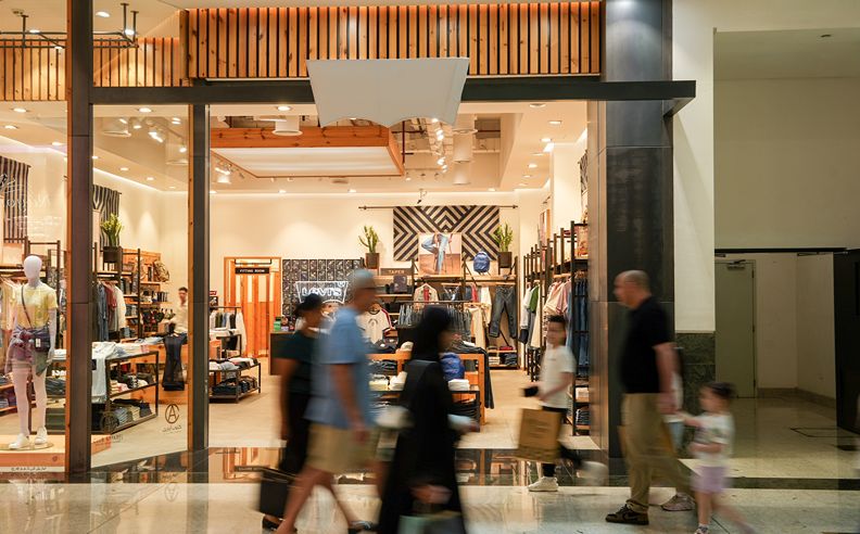 تجربة Levi’s® الإبداعية في دبي وشعار جناح الخفاش