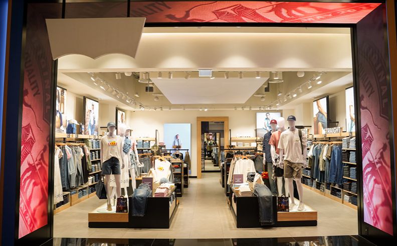 Levi’s® تطرح تجربة شعارها الشهير على شكل جناح الخفاش في دبي، احتفاءً بقوّة رمز العلامة الأيقوني