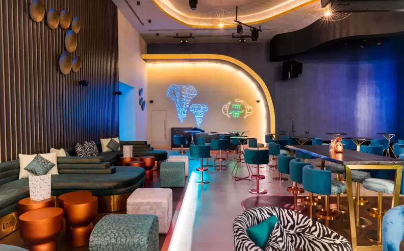 Unwind in Style at Savanna Sol: Where Cocktails Meet Captivating Entertainment