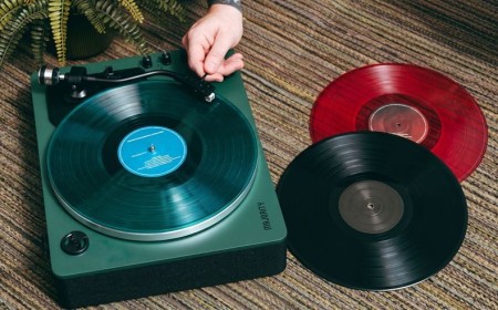 New Stylo and Folio turntables from Majority add a splash of colour for summer listening
