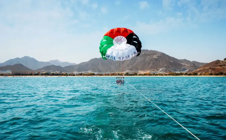 شواطئ الشارقة ترسم صيفا استثنائيا يجمع بين البحر والطبيعة والترفيه