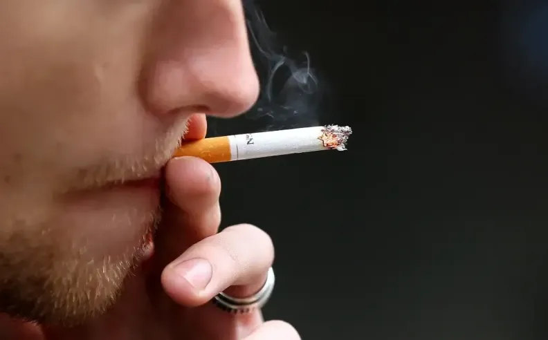 عادات قد تضر بصحة الفم