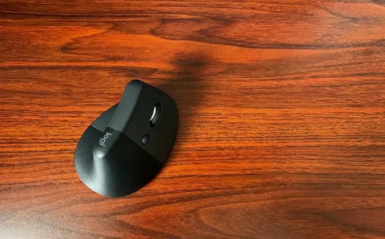 Logitech Lift Vertical Ergonomic Wireless Mouse لراحة أكبر أثناء العمل