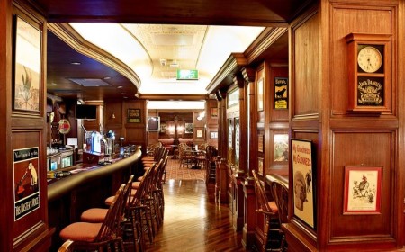 بار The Pub يجمع أجواء الدوري الإنجليزي الممتاز مع المشاوي البريطانية الأصيلة في فندق راديسون بلو، ديرة خور دبي