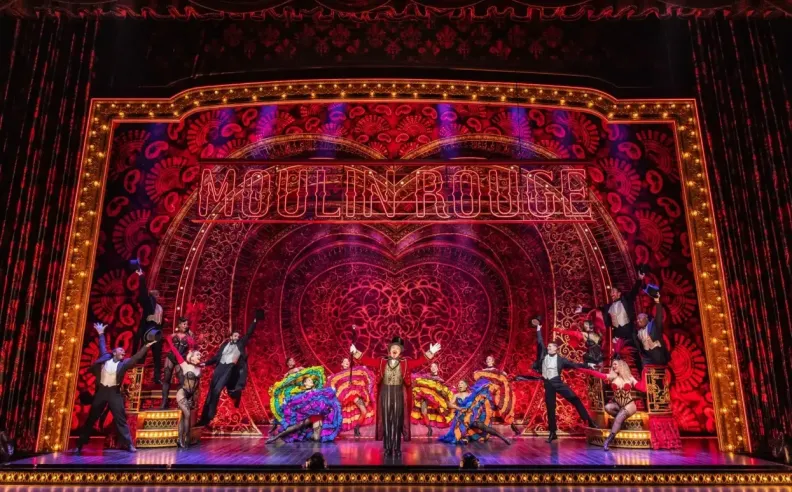 Moulin Rouge! Le Musical رحلة إلى باريس على خشبة المسرح