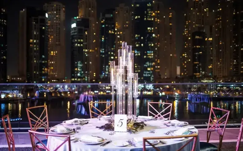 Origins في Vida Dubai Marina يقدم غداء الكريسماس بإطلالات على المرسى