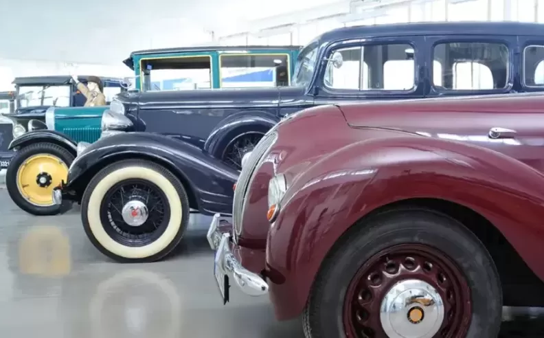 Merks Motor Museum: تحفة من السيارات الكلاسيكية