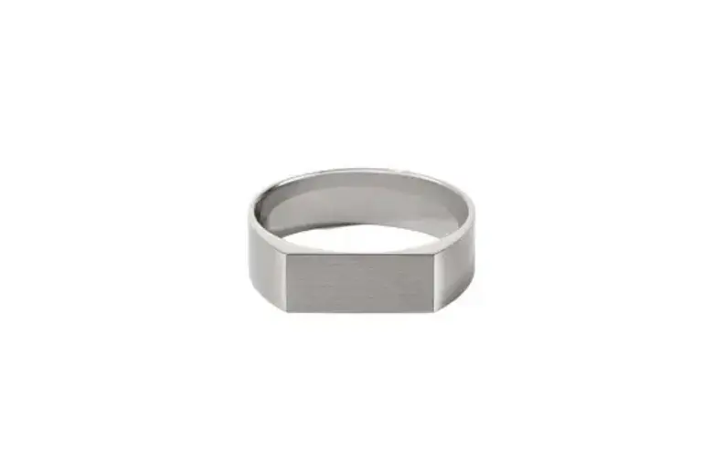 Classic Elegance with the Mejuri Slim Rectangular Signet Ring