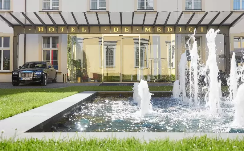 تجربة فاخرة تجمع بين الفخامة والفن في Living Hotel De Medici