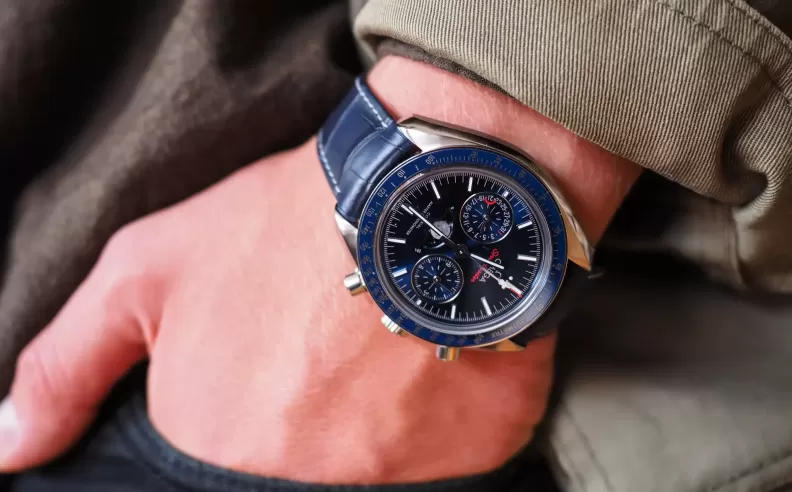 فخامة نيازكية على معصمك: Omega Speedmaster Moonphase تروي حكاية الفضاء