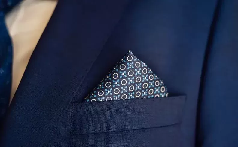 The One-Point Fold – A Balanced Touch of Style