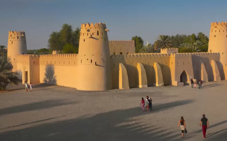 التجول في قلعة الجاهلي