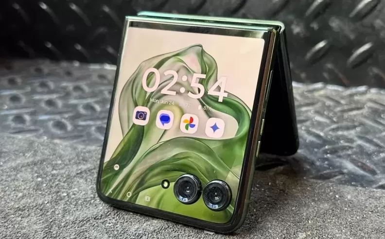 هاتف Razr 60 Ultra من موتورولا يجمع الفخامة مع الطي الذكي