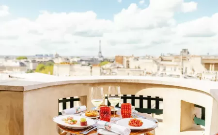 أجواء صيفية بامتياز تُخيّم على فندق شيڤال بلان باريس! ثلاثة ترّاسات تُتيح للضيوف الاستمتاع بأروع المناظر المطلّة على باريس من الأعالي