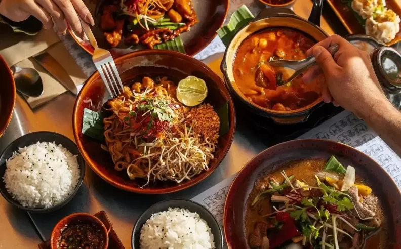 أجواء نابضة في Thai Soi