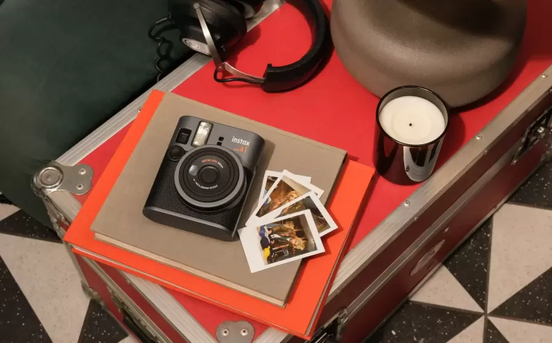 A Stylish Instant Camera with Smart Shooting Features