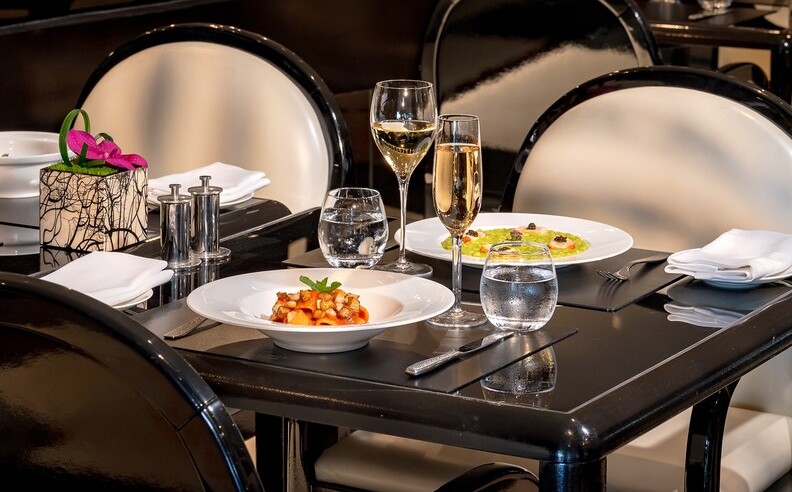 Desserts and Availability of Le Sapore di Mare at Armani/Deli
